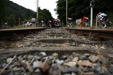 The pack crosses a railroad during the twelfth stage of the 106th edition of the Tour de France cycling race between Toulouse and Bagneres-de-Bigorre, on July 18, 2019. (Photo by JEFF PACHOUD / AFP)