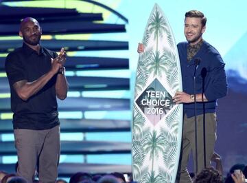 Kobe Bryant entregó la tabla de surf a Justin Timberlake.