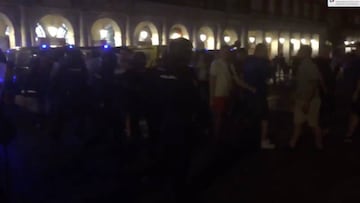 Agentes de la Policía Nacional interviniendo contra los seguidores del Leicester.