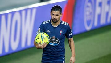 Nolito, con el bal&oacute;n en la mano, durante el partido entre el Real Madrid y el Celta.