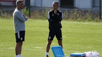 Jon Perez Bolo (i) entrenador de la Ponferradina y su segundo Pablo Lago (d) durante el ntrenamiento de la SD Ponferradina en el campo anexo de El Toralin en Ponferrada foto Luis de la Mata