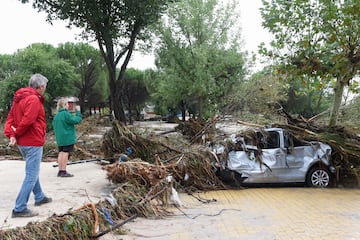 Un vehículo afectado por inundaciones causadas por la DANA en Villamanta, Madrid. 