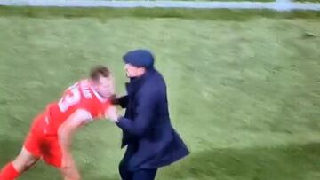 Le expulsan en el 30′ y Pep Clotet va directo a por él: es el momentazo de la jornada