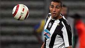 <b>AMENAZA.</B> El francés Trezeguet será uno de las grandes amenazas con las que se encontrará el Real Madrid en su enfrentamiento de Liga de Campeones contra la Juventus.