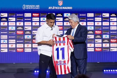 Enrique Cerezo le entrega a Almada su nueva camiseta, el argentino llevará el dorsal 11.