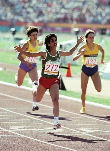La marroquí Nawal El Moutawakel, de la especialidad de los 400 metros vallas, se convirtió en la primera musulmana en obtener una medalla de oro 