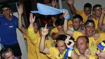 <b>EN EL VESTUARIO.</b> La fiesta se trasladó después al vestuario.