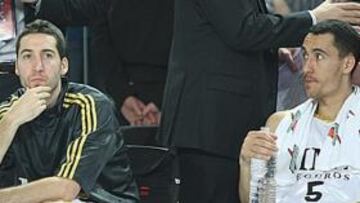 <b>EXPERTOS. </b>Vidal y Prigioni, en el banquillo durante un partido.