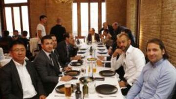 La plantilla se reunió ayer para hacer piña de cara al partido contra el Athletic. Pero no solo fueron los jugadores. Primer almuerzo al que acude Kim Koh, junto a Amadeo Salvo, Rufete y Nuno. También Juan Sol y empleados.