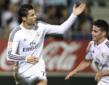 El delantero portugués del Real Madrid Cristiano Ronaldo celebra con su compañero James Rodríguez el gol marcado al Eibar, segundo para el equipo, durante el partido de la duodécima jornada de Liga de Primera División disputado hoy en el estadio de Ipurua.