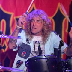 El exbatería de Guns N' Roses, hospitalizado de urgencia tras apuñalarse a sí mismo