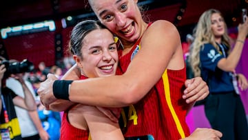 Elena Buenavida se abraza con Raquel Carrera tras la victoria contra Francia en las semifinales del Eurobasket 2025.