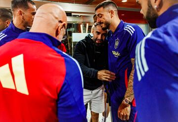 Los internacionales lesionados visitaron a sus compañeros antes de los encuentros de la Nations League contra Dinamarca y Serbia. En la imagen, Dani Carvajal con Joselu.