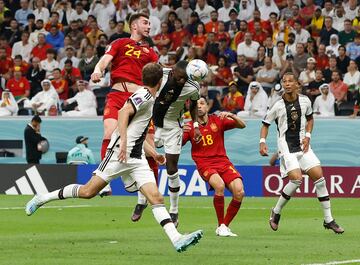Rüdiger cabecea el balón en el gol que le anularon contra España.