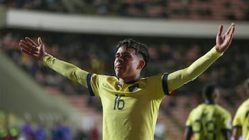 Kendry Páez de Ecuador celebra su gol, en un partido de las Eliminatorias Sudamericanas para la Copa Mundial de Fútbol 2026 entre Bolivia y Ecuador en el estadio Hernando Siles en La Paz (Bolivia). EFE/ Luis Gandarillas