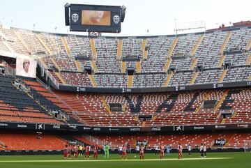 Minuto de silencio en Mestalla por Juan Cruz Sol y Maradona. 
 




















