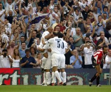 Ronaldo acaba de abrir el marcador antes de los 10 minutos de juego. Zidane acude a felicitar al autor del tanto 