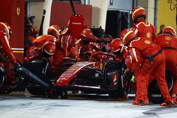 Charles Leclerc de Mónaco hace una parada en boxes. 