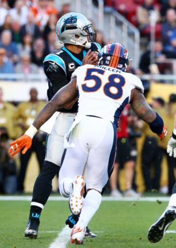 Von Miller a punto de cazar a Cam Newton.