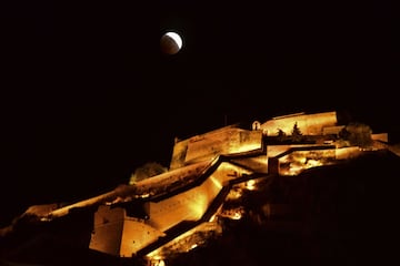 Imagen del eclipse lunar con luna de sangre 2018 sobre la fortaleza de Nauplia, Grecia.