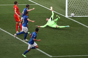 El centrocampista italiano Matteo Pessina dispara el balón para marcar el primer gol de Italia