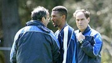 <b>INCREPADO POR LA GENTE.</B> Alrededor de un centenar de aficionados que presenciaron la sesión de entrenamiento increparon a Djalminha y le recriminaron su comportamiento. Incluso alguno trató de aproximarse al jugador con la intención de agredirle con un paraguas.