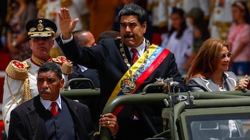 El presidente venezolano, Nicolás Maduro, llega junto a la primera dama Cilia Flores, al desfile cívico-militar para conmemorar los 207 años de la firma del Acta de Independencia
