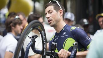 Imanol Erviti, antes de tomar la salida de una etapa durante el Tour de Francia 2017.