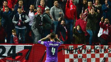 Sergio Ramos celebrando el tanto ante la grada de Gol Norte ocupada por los Biris.