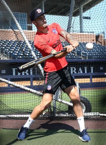 Los jugadores del conjunto colchonero Koke, Savic, Morata, Adán y Hermoso han disfrutado de un día béisbol en el campo principal de la Dallas Baptist University.