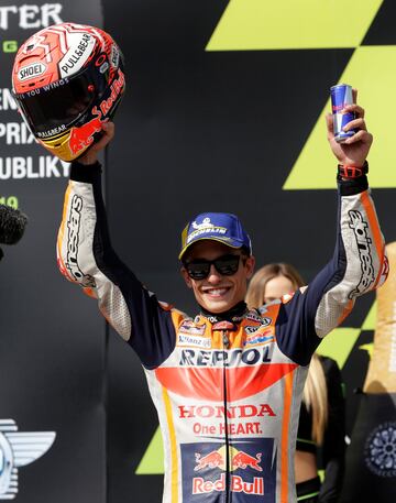 Marc Márquez celebra la victoria en el podio. 