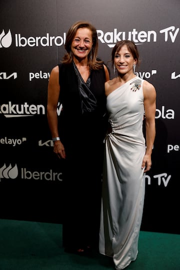 Sandra Sánchez posando con Lola Fernández Ochoa.