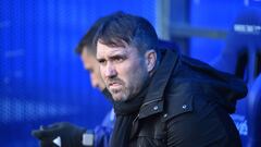 El entrenador argentino Eduardo Coudet, sentado en el banquillo durante los proleg&oacute;menos del Alav&eacute;s-Celta.