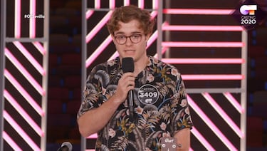 Si no se dedicara a la música querría ser publicista, diseñador de interiores o piloto de avión. Todavía guarda una carta que escribió de niño a su yo del futuro y querría que volviera la moda de los chándales horteras de colores como el turqueesa o el violeta.