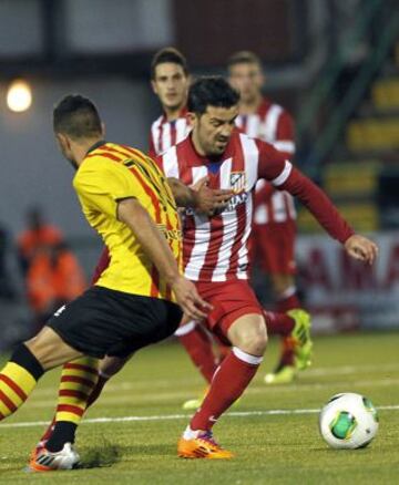 El delantero del Atlético de Madrid David Villa (d) con el balón ante Ander Vitoria (i), del Sant Andreu, durante el partido de ida de los dieciseisavos de final de la Copa del Rey, disputado esta tarde en el estadio Narcís Sala de Barcelona.