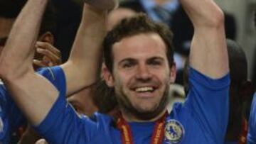 CON EL ÚLTIMO TROFEO. Mata alza la Europa League.