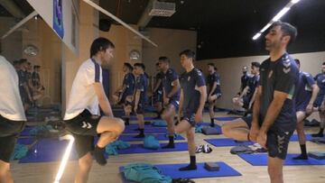 Los jugadores del Rayo Majadahonda realiza yoga para preparar el partido ante el M¨¢laga.