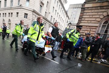 Un veh¨ªculo arremete contra aficionados del conjunto Red en el centro de la ciudad de Liverpool en la celebraci¨®n del t¨ªtulo de liga.