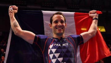 El franc&eacute;s Renaud Lavillenie celebra su medalla de oro en los Mundiales en sala de Birmingham. 