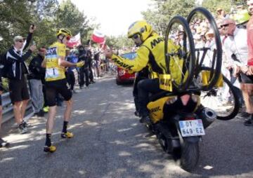 El líder del Tour de Francia sale corriendo tras sus rivales