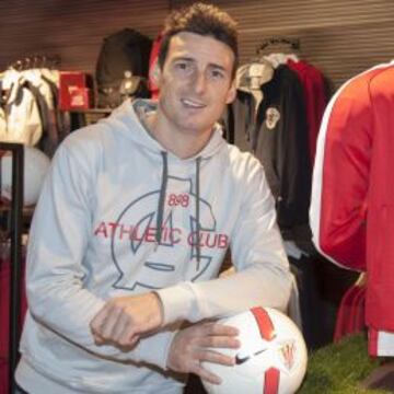 EL GOLEADOR CUMPLE 30 AÑOS. Aritz Aduriz está en un momento dulce de su carrera, a pesar de que cumple hoy nada menos que 34 años. Hay iniciativas para felicitarle con cánticos desde las gradas de San Mamés.