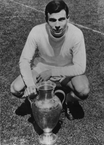 Fue jugador del Real Madrid desde 1964 a 1972. Su posicin de defensa le condicion para no marcar ningn gol.