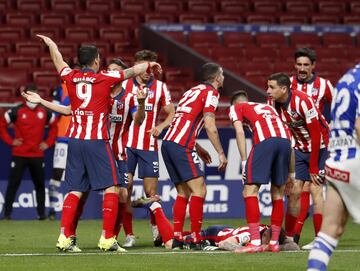 Los jugadores del Atlético de Madrid celebran el gol de Luis Suárez, mientras Trippier se queja en el suelo de una posible lesión. 