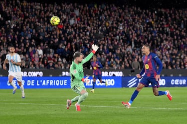 Tremendo el error de Costas, que pierde el balón ante Raphinha y le regala el mano a mano. El brasileño definió de forma exquisita con una vaselina para superar la salida de Aarón Escandell.