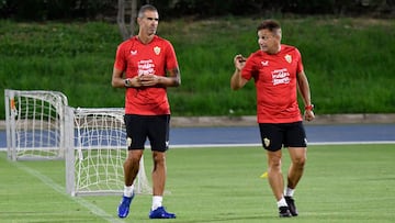 AL01 ALMERÍA 09/10/2023. El nuevo entrenador de la U.D. Almería Gaizka Garitano dirige su primer entrenamiento como rojiblanco esta tarde en el estadio anexo del Power Horse Stadium de Almería. EFE / Carlos Barba