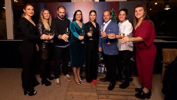 El Barcelona femenino brinda durante la cena de Navidad.