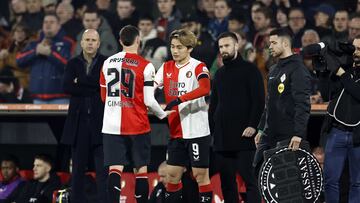 Rotterdam (Netherlands), 10/03/2024.- Santiago Gimenez of Feyenoord (L) is substituted by Ayase Ueda during the Dutch Eredivisie match between Feyenoord and Heracles Almelo, in Rotterdam, the Netherlands, 10 March 2024. (Países Bajos; Holanda) EFE/EPA/MAURICE VAN STEEN
