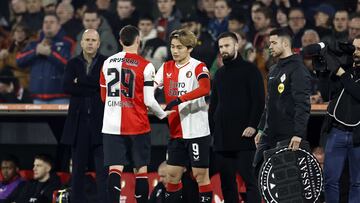 Rotterdam (Netherlands), 10/03/2024.- Santiago Gimenez of Feyenoord (L) is substituted by Ayase Ueda during the Dutch Eredivisie match between Feyenoord and Heracles Almelo, in Rotterdam, the Netherlands, 10 March 2024. (Países Bajos; Holanda) EFE/EPA/MAURICE VAN STEEN