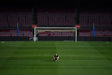 Andrés Iniesta saltó al campo tras su despedida en el Camp Nou. 