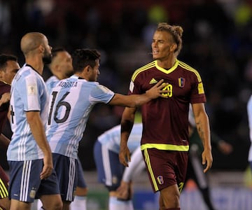 Juega en Los Ángeles Galaxy como defensa central o lateral. 